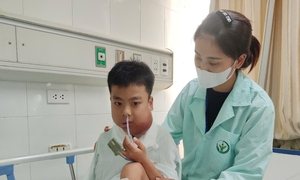 Hai anh em cùng bệnh, thay nhau lên bàn mổ, gia đình kiệt quệ sau 6 năm vay nợ