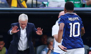 Mbappe phá kỷ lục, HLV Deschamps cúi người bái phục
