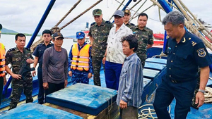 Bắt tàu cá vận chuyển 30.000 lít dầu lậu trên vùng biển TP.HCM