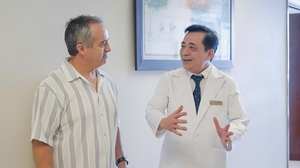 Bệnh nhân ung thư người Úc vượt nửa vòng Trái Đất về Việt Nam điều trị