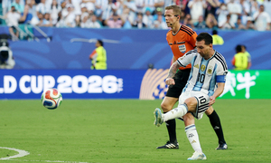 Vì sao trọng tài chưa thổi còi, Messi vẫn đá phạt suýt ghi bàn?