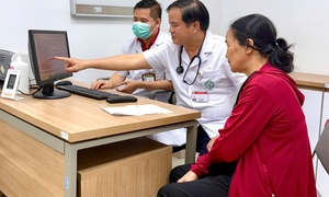 Giám đốc BV Bạch Mai trực tiếp khám miễn phí 5.000 người có công ở Ninh Bình