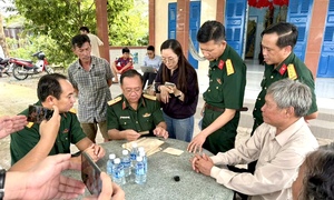 Chính ủy Bộ Tư lệnh TP.HCM đến tận nhà xác minh thân nhân liệt sĩ Huỳnh Văn Quên
