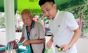 Mua hết rau cho lão nông, vlogger bị bạo lực mạng khi cụ gặp nạn trên đường về
