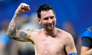 Đẩy Argentina vào nghịch cảnh, Messi day dứt, bật khóc