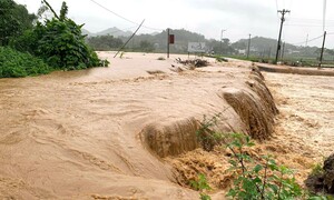 Mưa lớn gây ngập sâu ở Thái Nguyên, một bé trai bị lũ cuốn mất tích