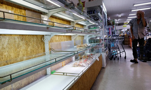 Siêu bão Bavi tiến gần Nhật Bản, loạt chuyến bay bị hủy và kệ mì trống trơn