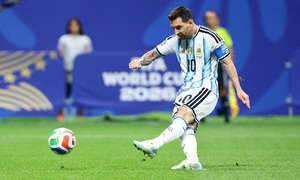 Cựu sao Argentina: 'Không thể yêu cầu Messi bỏ đá phạt đền'