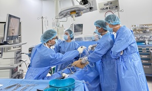 Vinmec Đà Nẵng mổ cấp cứu loại bỏ u buồng trứng khổng lồ cho bệnh nhân suy thận