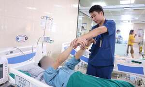Đau đầu tự mua thuốc uống, người đàn ông nhập viện vì xuất huyết não