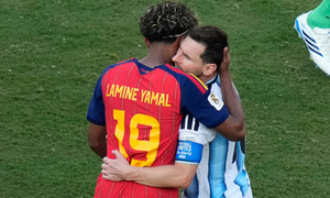Khoảnh khắc Lamine Yamal ôm Messi sau chung kết World Cup 2026