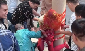 Phù dâu gãy cột sống vì trò đùa lố trong đám cưới, cô dâu chú rể phải bồi thường