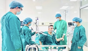'Vợ khỏe không?' - Dòng chữ sau ca ghép phổi 8 giờ khiến vợ bật khóc