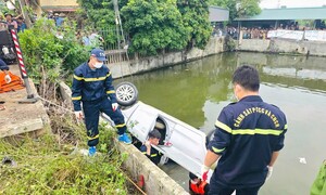 Ô tô lao xuống ao nhà dân ở Thanh Hóa, tài xế tử nạn trong xe
