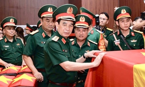 Đại tướng Phan Văn Giang thăm lực lượng tìm hài cốt liệt sĩ tại Công viên Lê Thị Riêng