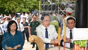 Chủ tịch Quốc hội dâng hương, tri ân các Anh hùng liệt sĩ tại công viên Lê Thị Riêng