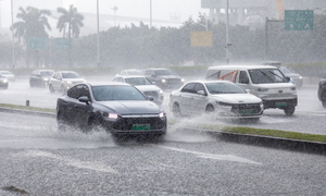 Khoảnh khắc bão Noul càn quét nam Trung Quốc, gió giật dữ dội quật đổ công trình