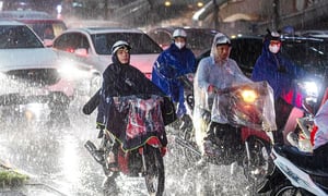 Dự báo thời tiết 30/7: Hà Nội có lúc hứng mưa, đề phòng dông lốc, sấm sét