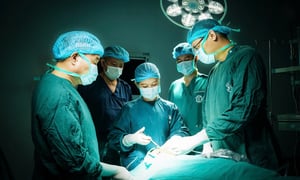  Vượt mưa lúc 5h sáng, bác sĩ chạy đua 'giờ vàng' giữ lại khuôn mặt cho bệnh nhân