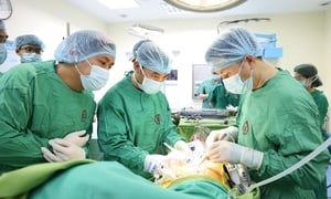 Cha 60 tuổi hiến thận cứu con trai