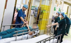 Chồng vào động viên vợ sinh, bất ngờ ngất xỉu trong phòng mổ
