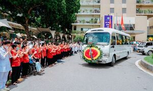 Hàng nghìn học trò xếp hàng ở bệnh viện Bạch Mai tiễn biệt GS Vũ Văn Đính