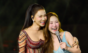 Thu Minh - Hương Tràm ôm nhau trên sân khấu, xóa tan tin đồn rạn nứt suốt 13 năm