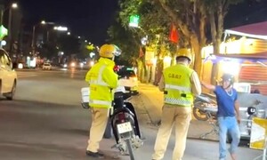  Người đàn ông ở Lâm Đồng đấm cảnh sát giao thông khi bị yêu cầu đo nồng độ cồn