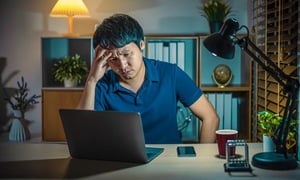 Công ty ép làm thêm giờ sẽ bị phạt, nhưng nhân viên nào dám tố?