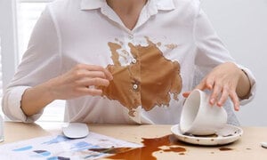 11 cách tẩy vết cà phê trên quần áo