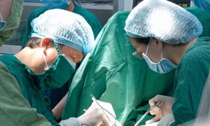 Kết quả sinh thiết lành tính, bác sĩ vẫn phát hiện ung thư trên bàn mổ