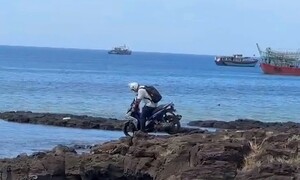 Du khách nước ngoài chạy mô tô lên di tích quốc gia Cổng Tò Vò