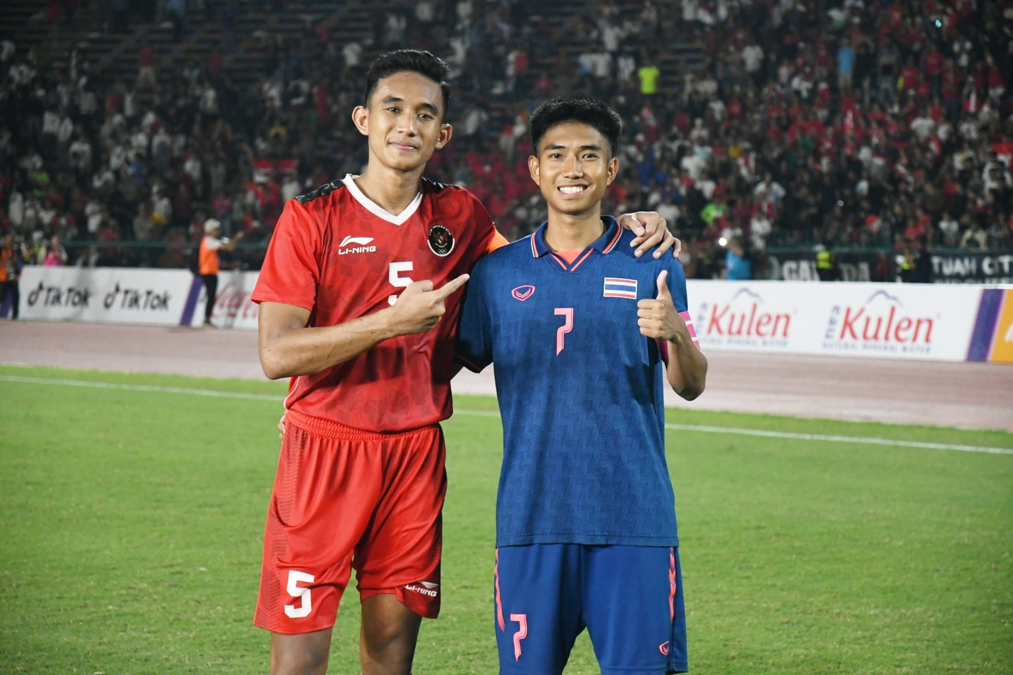 Cầu thủ Thái Lan, Indonesia bắt tay làm hòa sau hỗn chiến chung kết SEA Games