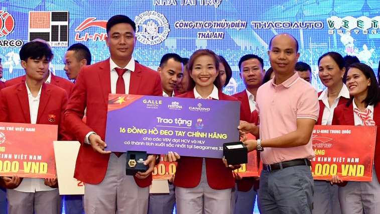 Nguyễn Thị Oanh cùng đồng đội nhận thêm gần 1 tỷ đồng tiền thưởng