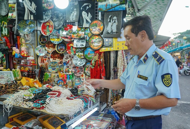 Khánh Hòa: Hơn 120 hộ kinh doanh tại chợ đêm "nói không" với hàng lậu