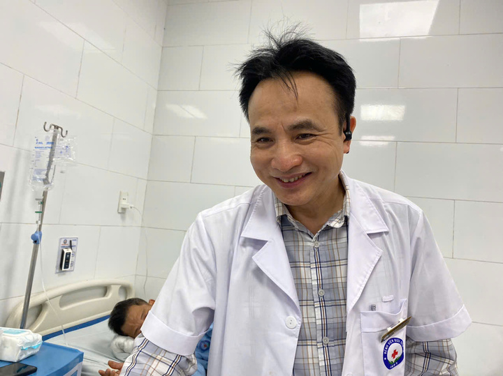 Khoảnh khắc sau ca mổ khó của bác sĩ trưởng khoa "nổi như cồn" trên TikTok