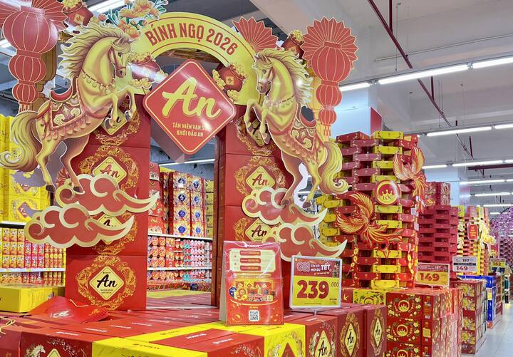 Hàng Tết Bính Ngọ 2026 lên kệ sớm, phủ kín siêu thị Hà Nội