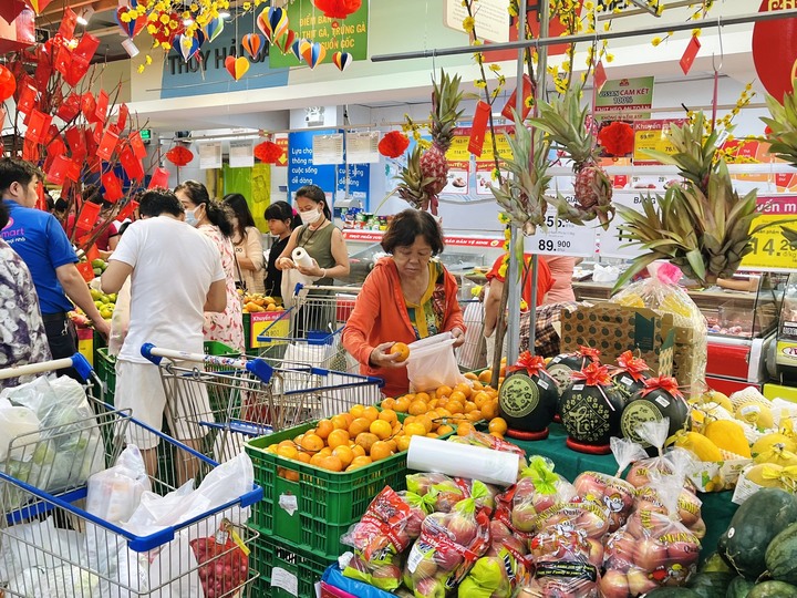 Hàng Tết "đổ bộ" siêu thị dù chưa vào cao điểm mua sắm