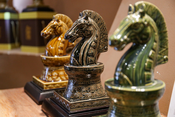 Tượng ngựa giá bạc triệu hút khách dịp Tết Bính Ngọ 2026