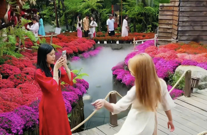 Nhiều quán cà phê ở TP.HCM chi cả trăm triệu đồng trang trí Tết