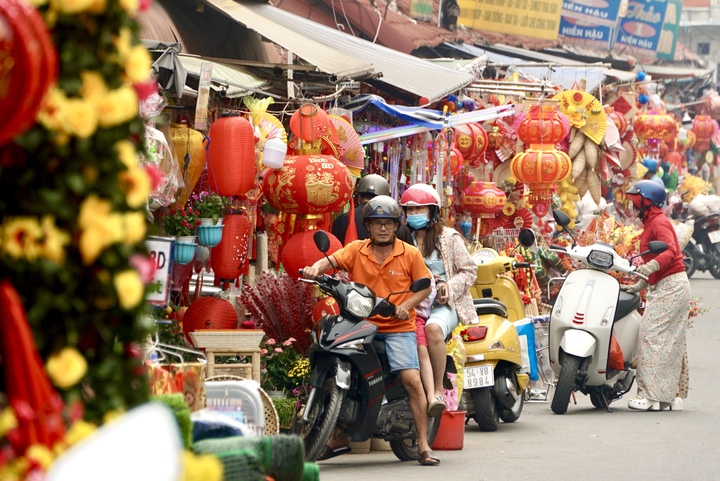 Tiểu thương TP.HCM: "Bày hàng Tết sớm tạo không khí, bán chưa được bao nhiêu"