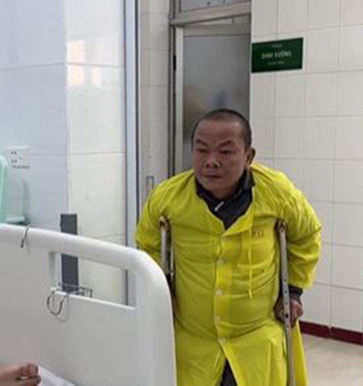 Xúc động khoảnh khắc người cha chống nạng tiễn biệt con trai trước khi hiến tạng