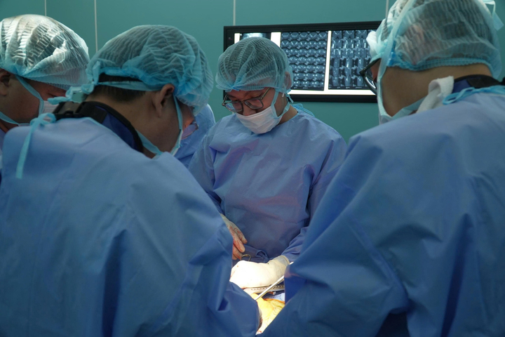 Người đàn ông nhập viện với bàn tay kẹt cứng trong máy xay thịt