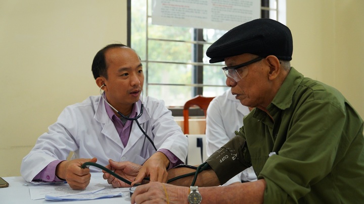 Khám bệnh, tư vấn sức khỏe và cấp phát thuốc miễn phí tại xã Kiều Phú