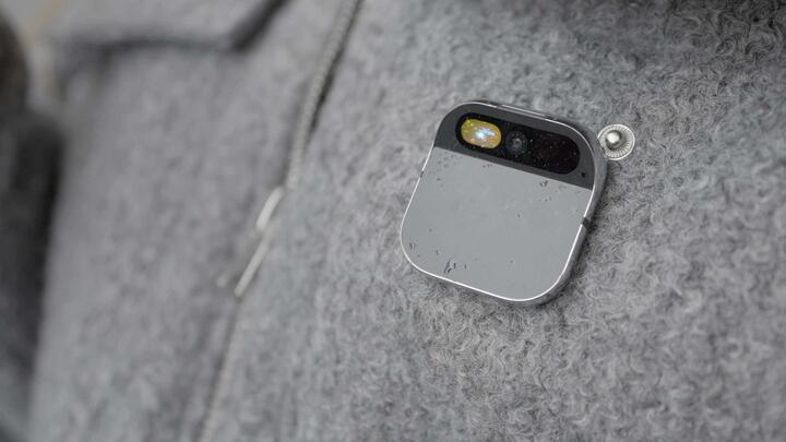 Apple tăng tốc chiến lược AI với thiết bị đeo AI Pin và Siri phiên bản chatbot