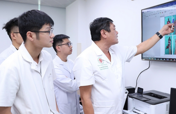 Pháo nổ xé nát bàn tay thiếu niên 15 tuổi