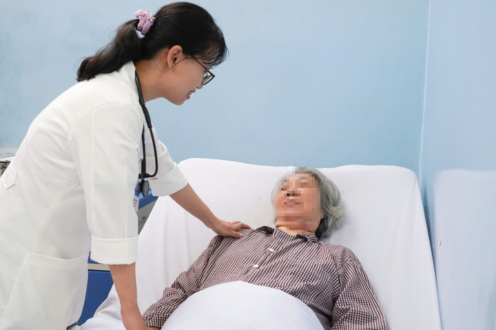 Dấu hiệu nhận biết và cách xử trí ngừng tim đột ngột