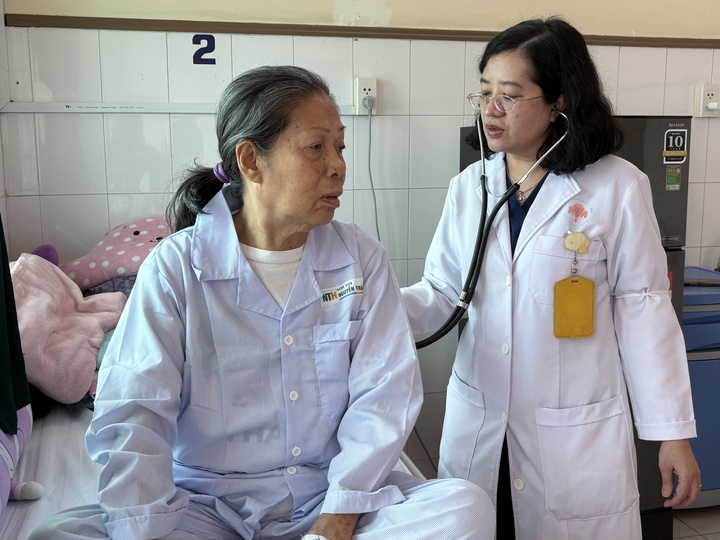 Đảm bảo sức khỏe cho người cao tuổi khi thời tiết giao mùa