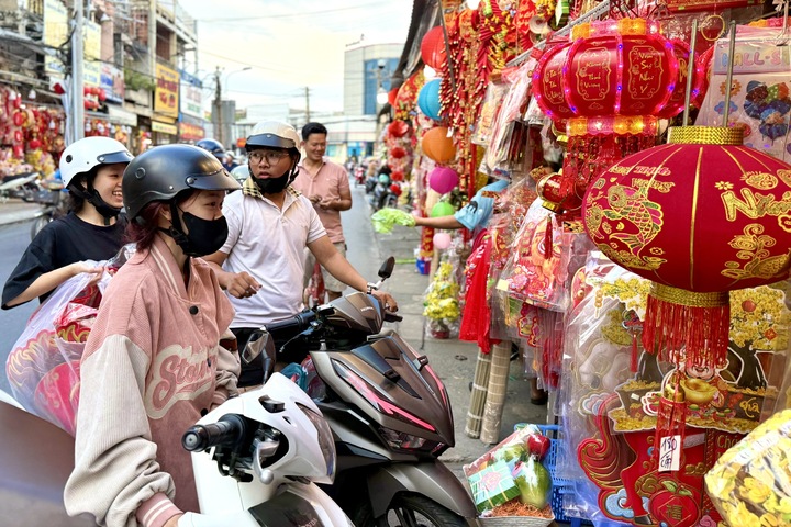 Từ thấp thỏm ế ẩm, tiểu thương bán đồ trang trí Tết nay làm không kịp nghỉ