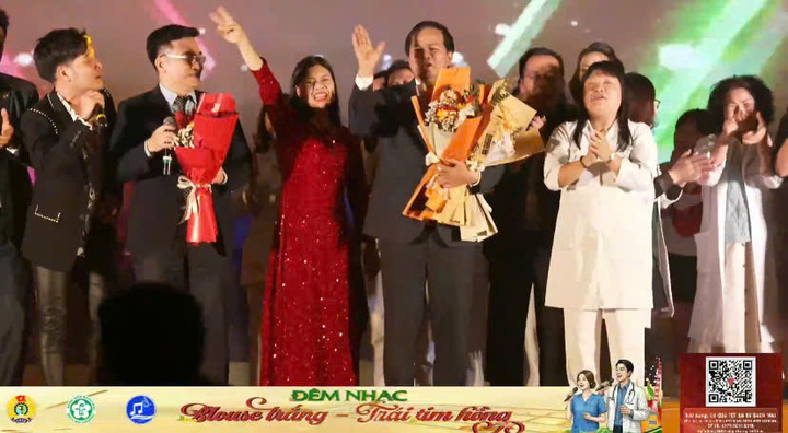 Giám đốc Bệnh viện Bạch Mai "hóa" ca sĩ hát tặng bệnh nhân